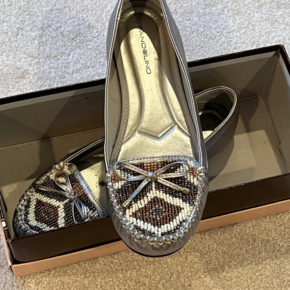 Bandolino silver moccasin flats with beading! NWT! Size 7.5